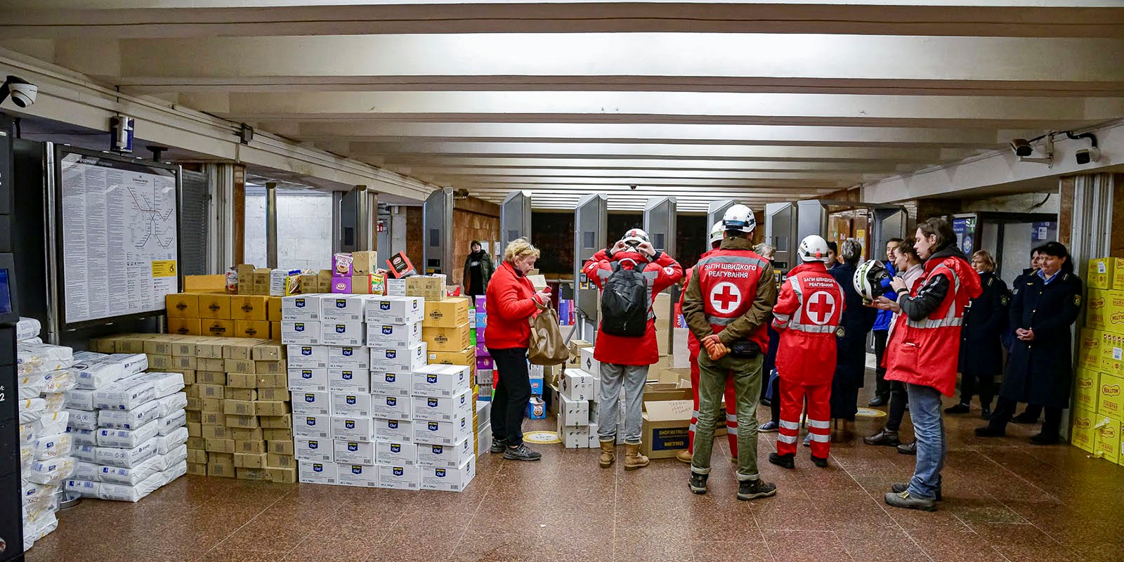 Røde Kors-frivillige i nødhjelpsarbeid.