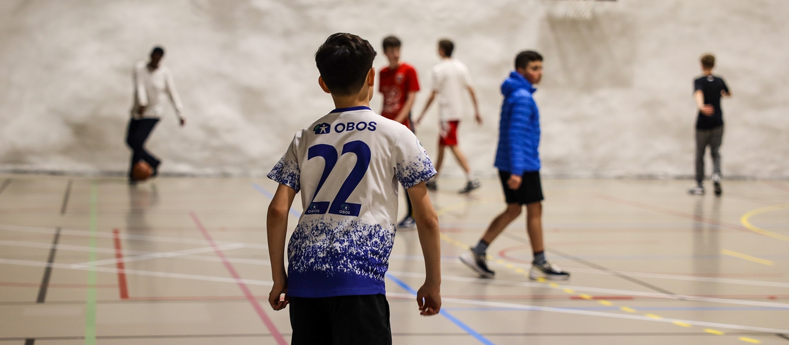 Unge deltakere spiller fotball i fjellhallen i Stjørdal