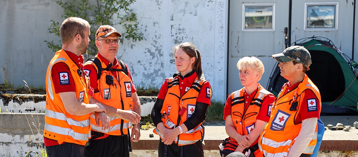 Levanger Røde Kors Hjelpekorps debriefer etter en førstehjelpsoppgave under distriktsmesterskapet