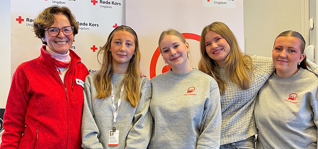 De fire jentene fra Malvik Røde Kors Ungdom i møte med president Siri Hatlen
