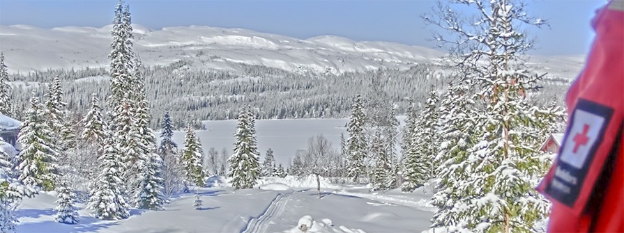 En hjelpekorpser fra Røde Kors ser ut over snødekt landskap ved Sandvika
