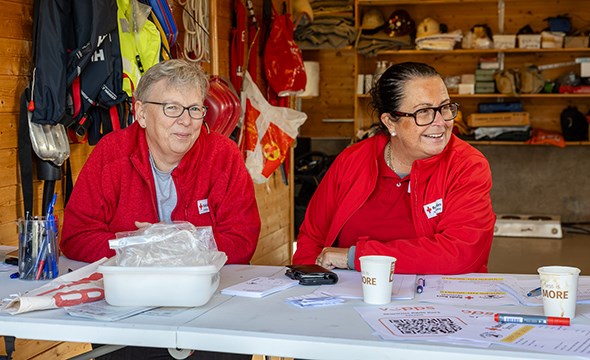 Frivillige selger billetter og lodd.