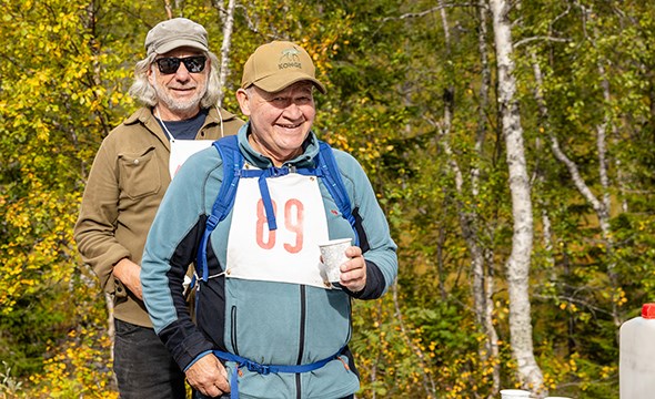 Deltaker smiler under Skorovasmarsjen.