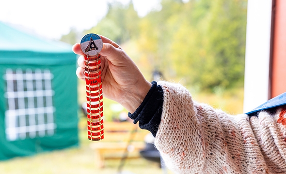 Deltaker viser frem medaljen sin.