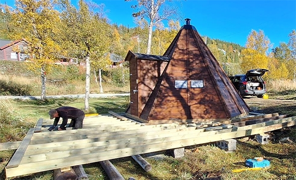 Frivillige bygger lavvo i Skorovas.