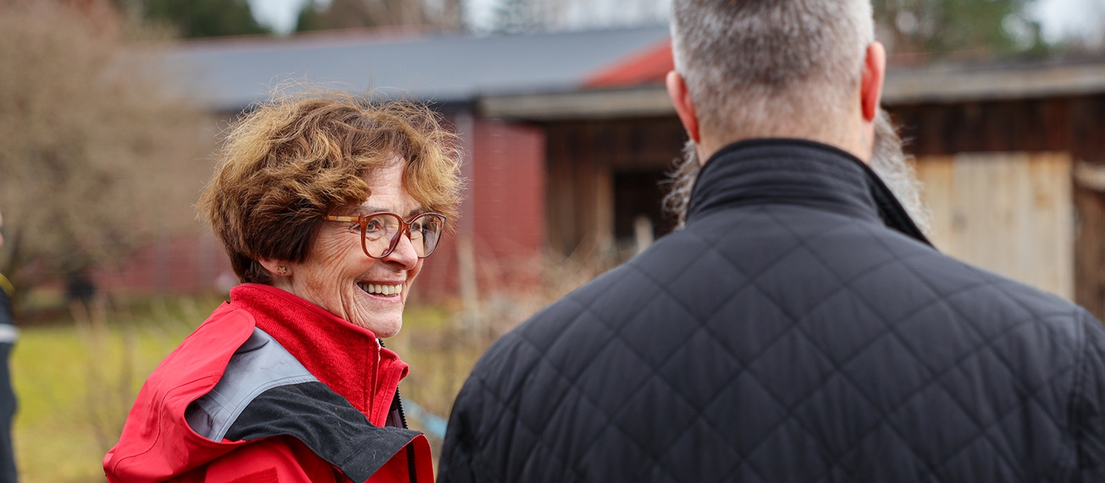 Røde Kors-President Siri Hatlen snakker med en av de innsatte som deltar i prosjektet Førstehjelp og fellesskap ved Verdal fengsel
