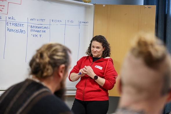 Carola Ruud driver opplæring for de fire innsatte som skal bli Røde Kors-frivillige i fengsel.
