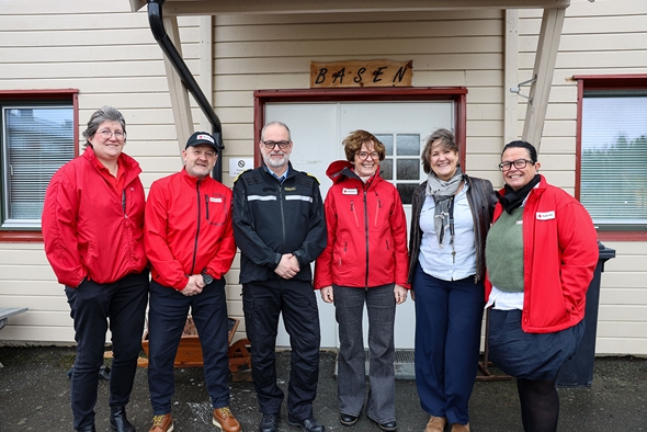 Røde Kors-delegasjonen sammen med fengselsledelsen