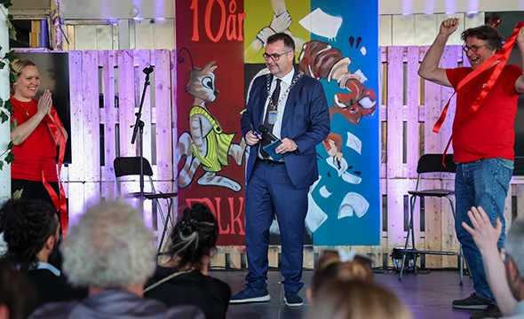 Ordføreren klipper snor under arrangement