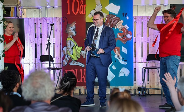 Ordføreren klipper snor under arrangement