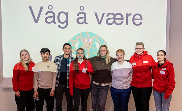 Gruppebilde av frivillige i Røde Kors og Tale Maria Krohn Engvik.