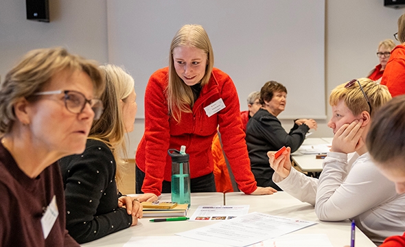 Tre frivillige snakker sammen