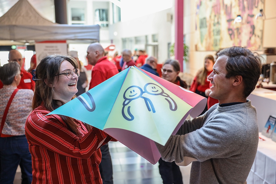 To personer holder en stor ABC-spå