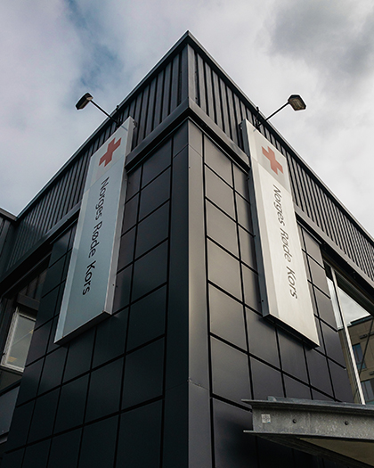 Kontorbygg med Røde Kors-logo. Eksteriørt.