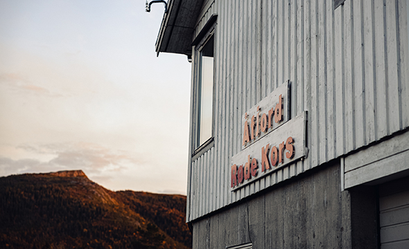 bygning i hvitt treverkt