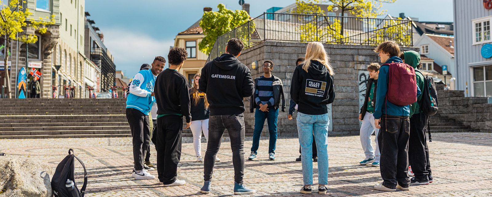 Ungdom står i sirkel og lærer gjennom lek i regi av Røde Kors Gatemegling.