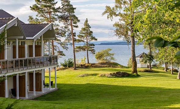 Hotell utvendig sommer grønt gress