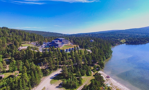 Dronefoto med oversikt over Savalen fjellhotell 
