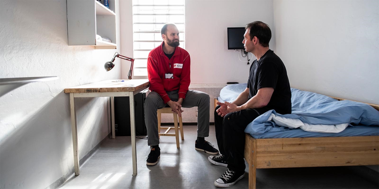 Frivillig besøker innsatt i fengsel. Har en samtale på cella.