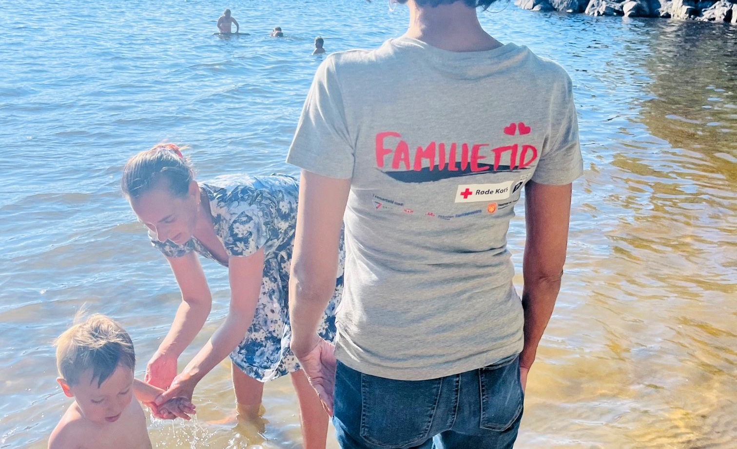 Liten gutt klapper geit