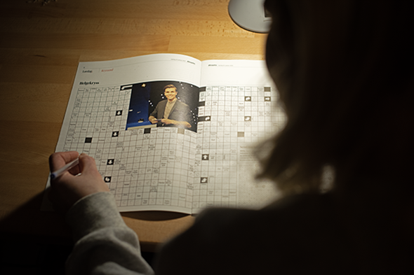 Innsatt illustrasjon. bilde av en person bakfra som løser kryssord