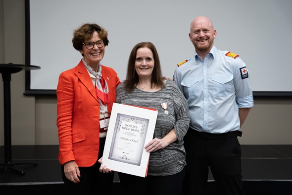 Monika Rirud ble tildelt hjelpekorpsenes fortjenestemedalje for sin mangeårige og flotte innsats.
