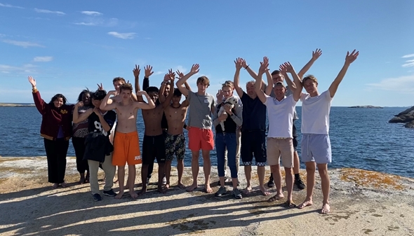 Gjeng ungdommer på badetur