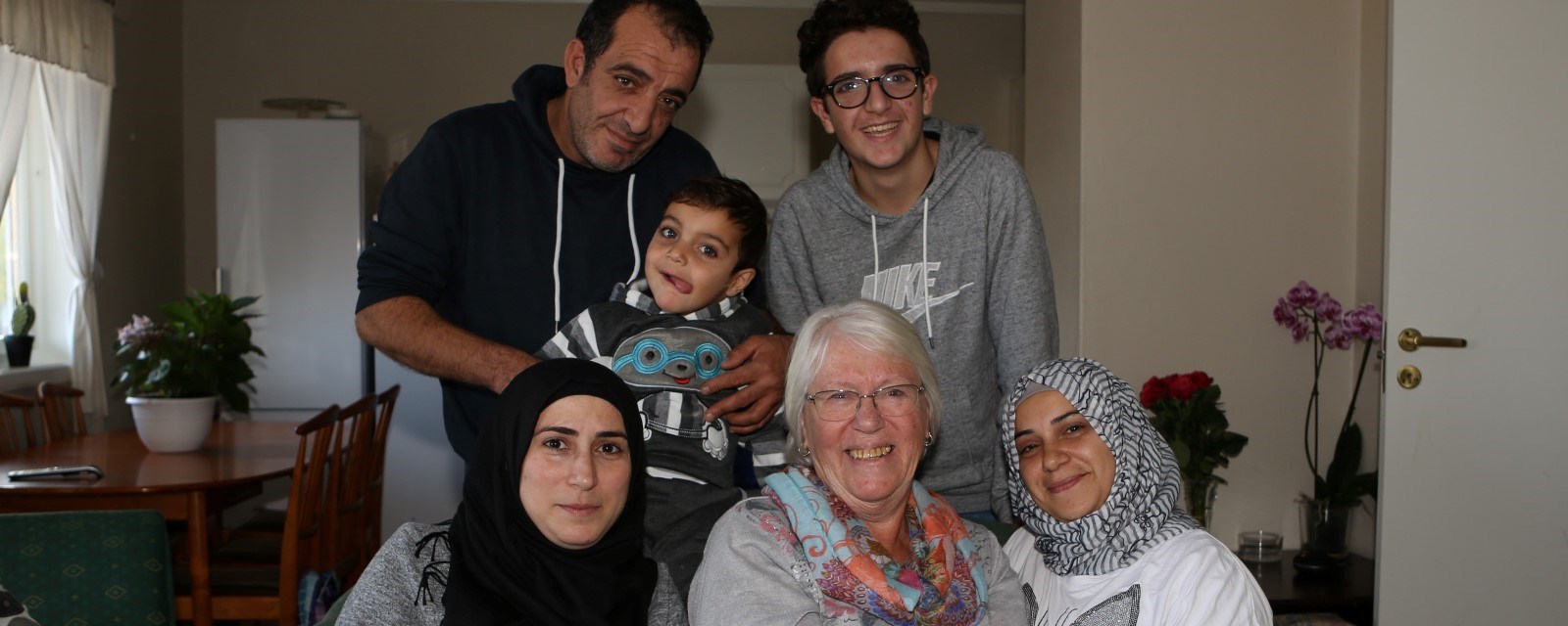 Den syriske familien i stua si i Holmestrand