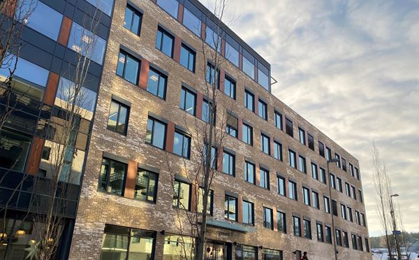 Utenfor Røde Kors Vestfold sine lokaler om vinteren