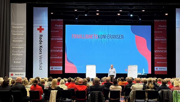 Rom fullt av mennesker på konferanse