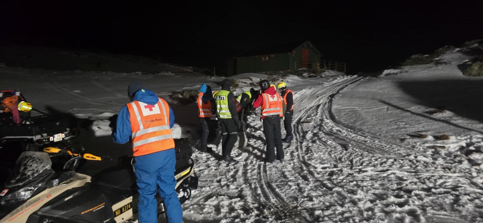Redningsmannskap fra nødetater og Røde Kors står i snøen og gjør seg klare til aksjon. 