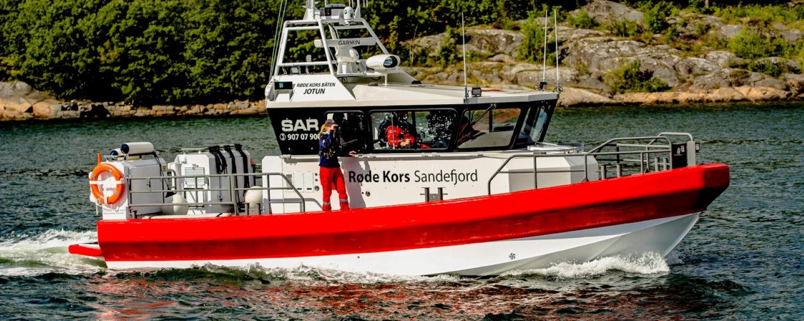 Røde Kors redningsbåt patruljerer langs kysten