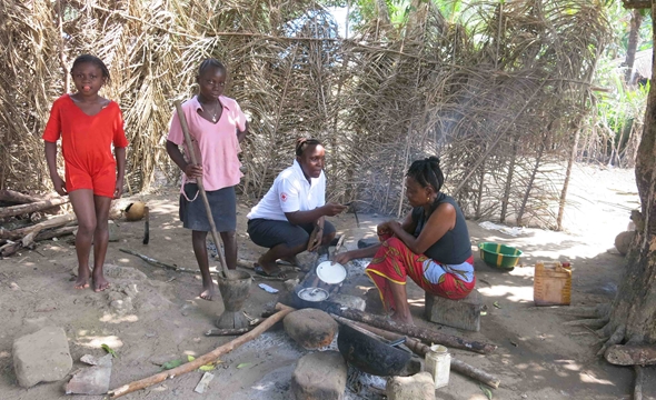 Data collection by simple mobile phones in Sierra Leone in 2015 (Photo: Tine Larsen, Norwegian Red Cross).