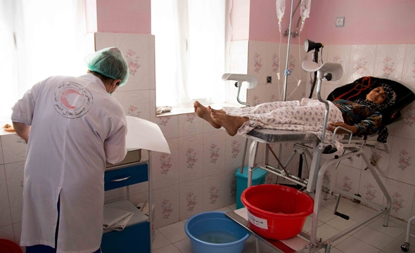 Sima (24) gave birth to a healthy baby girl at a health clinic in Chaher Sang, Afghanistan, May 2016. Sima had a problem with her placenta and was lucky to be in the health clinic while she was delivering (Photo: Mari Aftret Mørtvedt, Norwegian Red Cross).