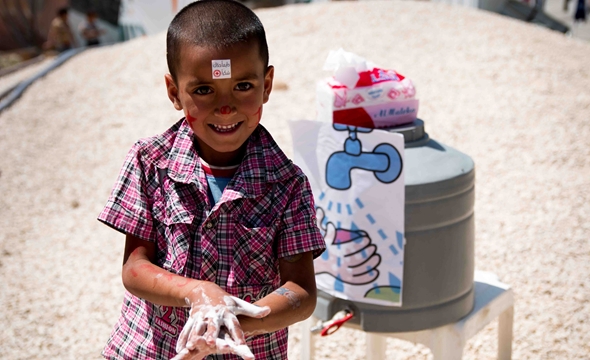 Volunteers in the Lebanese Red Cross held sessions about the importance of hygiene and use of safe water in Zahle, May 2016 (Photo: Mari Aftret Mørtvedt, Norwegian Red Cross). 