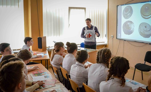 ICRC Mine Risk Education session for students at the Mariupol School 5 in the Donetsk region in Ukraine (Photo: Yevgen Nosenko, ICRC). 
