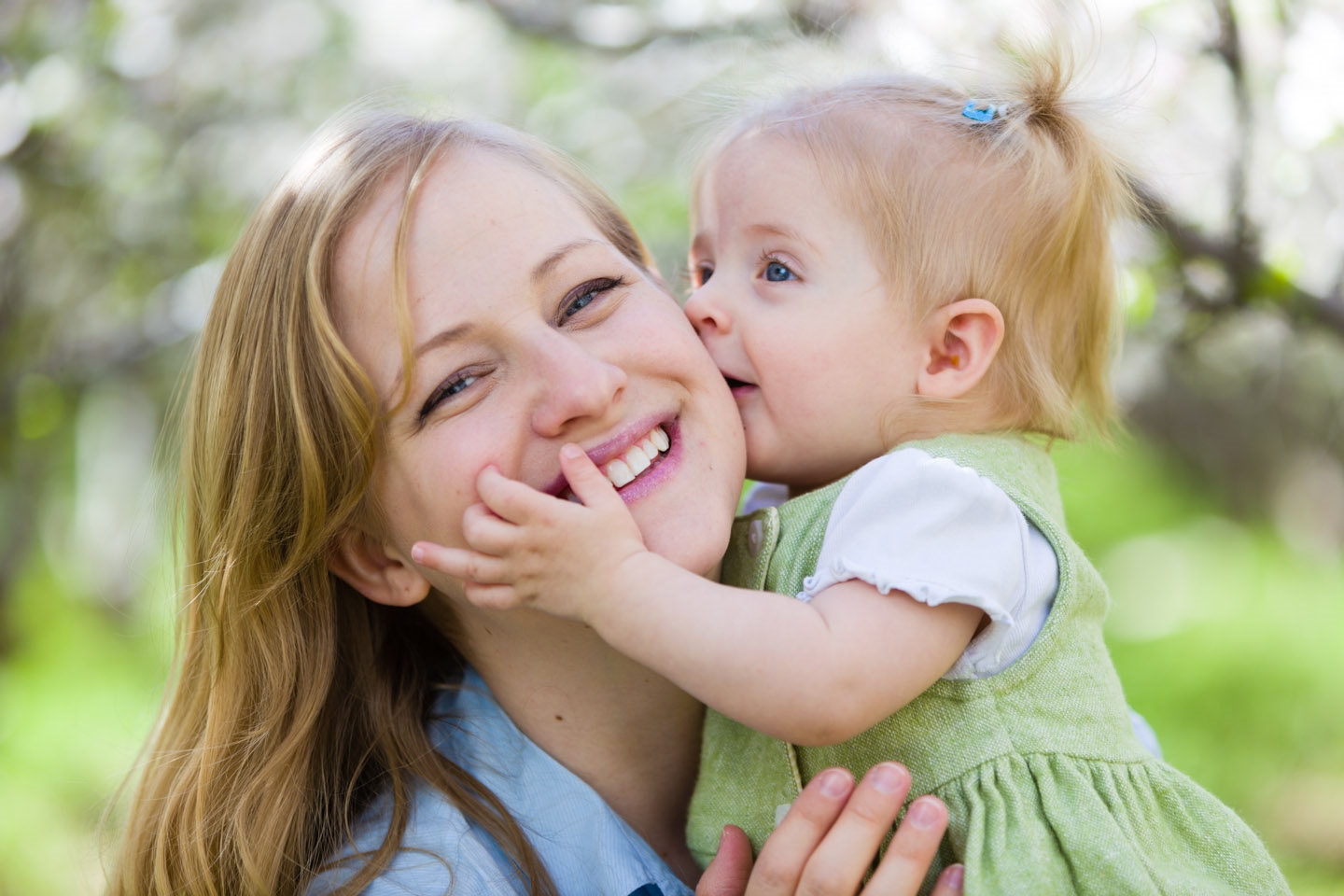 Bilde av lys kvinne med et lite barn på armen