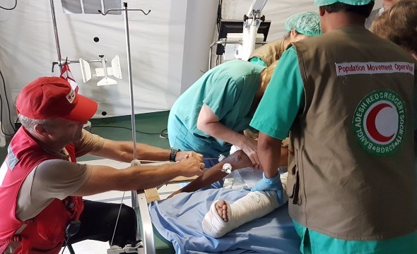 Mann fikser bein til barn på operasjonsstue