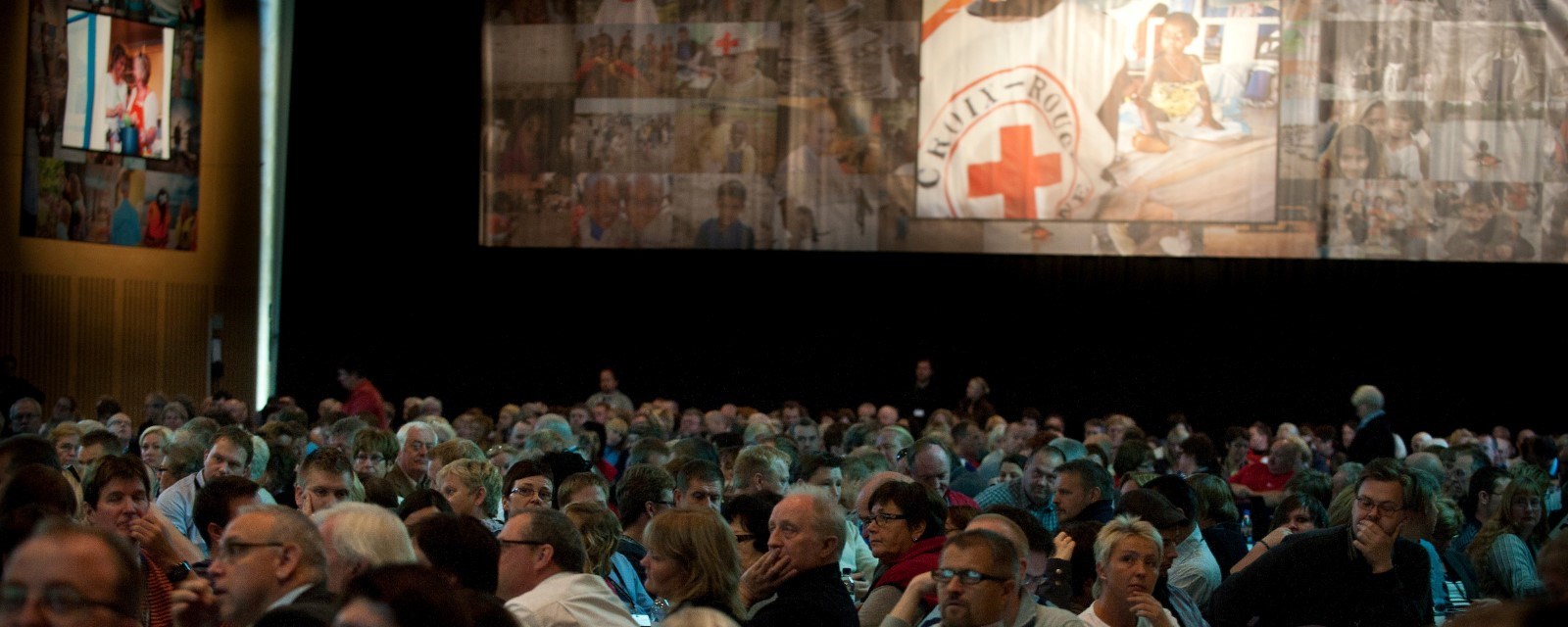 Mange mennesker i sal. 