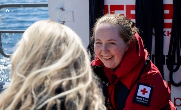 Dame i uniform i vest