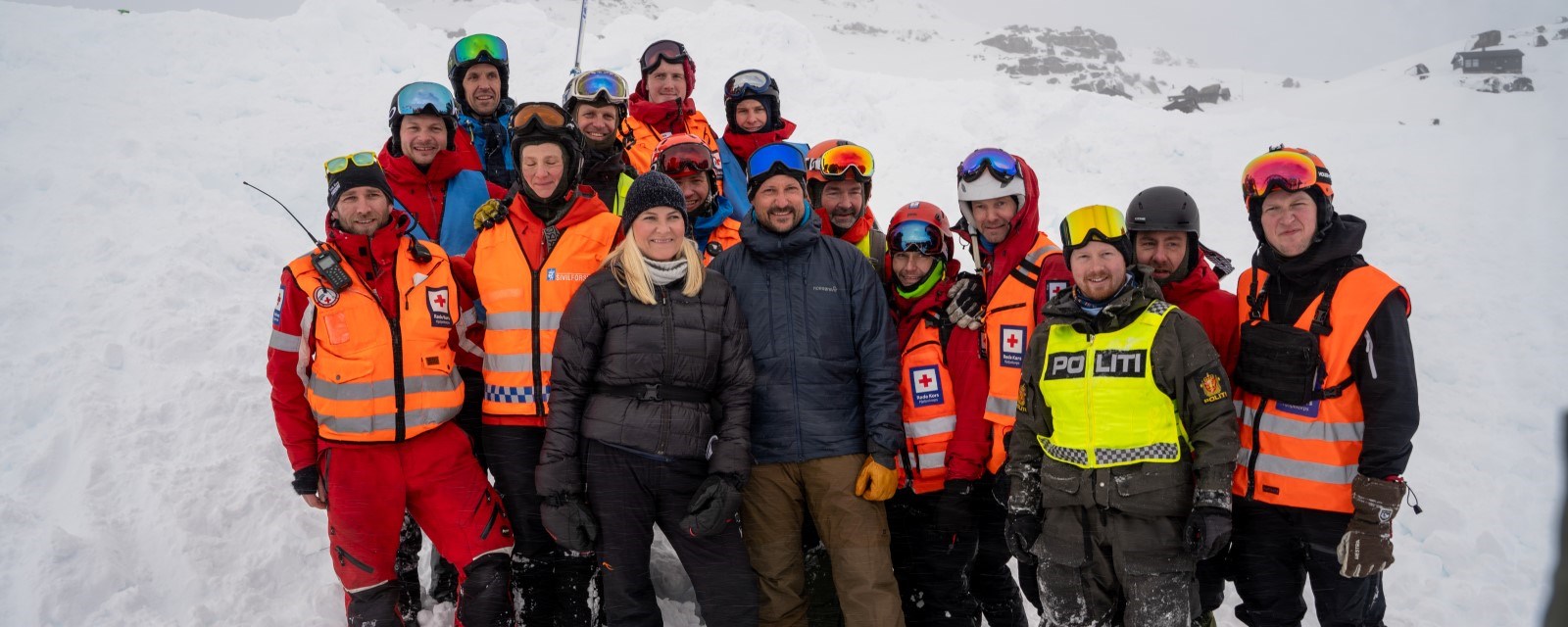 En gruppe mennesker står samlet og smiler til kamera.