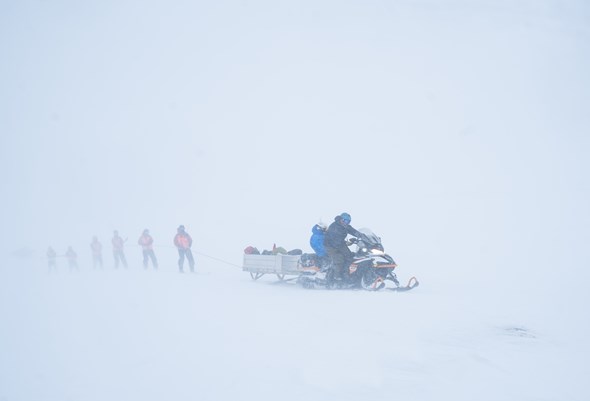 Snøskuterkjøring i snøføyka.
