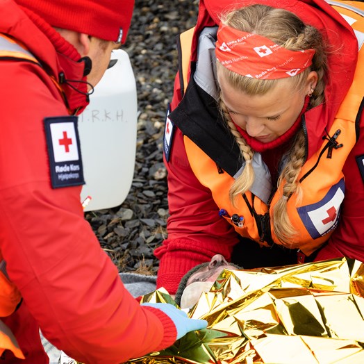to hjelpekorpsere i uniform, førstehjelp