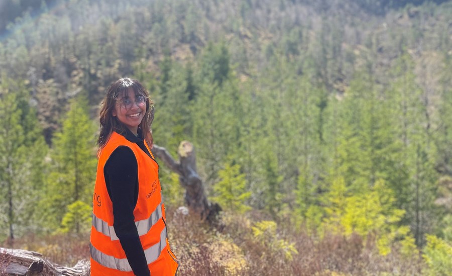 Jente i oransje vest