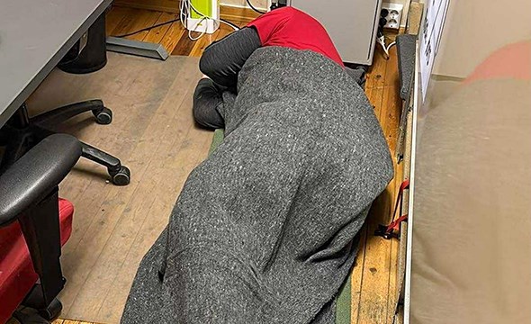 mann som sover på gulvet