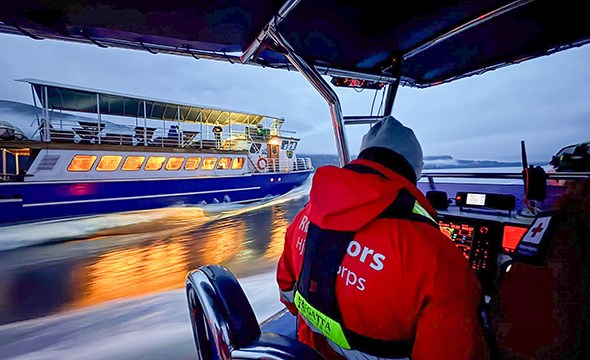 røde kors redningsbåt og en passasjerbåt