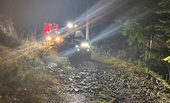 atv som kjører på grusvei i mørket