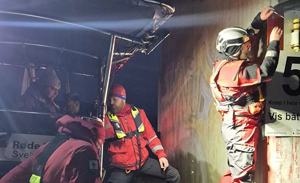 hjelpekorpsere på oppdrag i båt