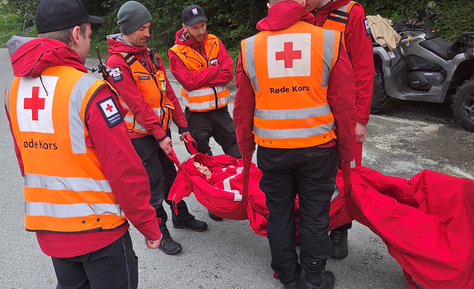 hjelpekorpsere bærer en fjellduk med en person i