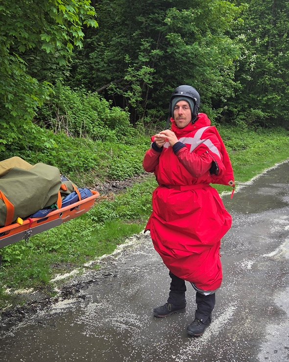 mann som bruker fjellduk som jakke